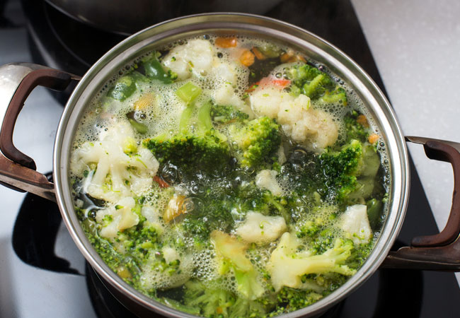 Sopa de brócoli, coliflor y Espirulina.