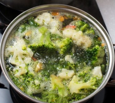 Sopa de brócoli, coliflor y Espirulina.